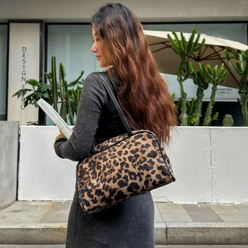 2026 Winter New Women's Handbag Fashion Large Capacity Commuter Bag Versatile Underarm Bag Leopard Print Shoulder Bag