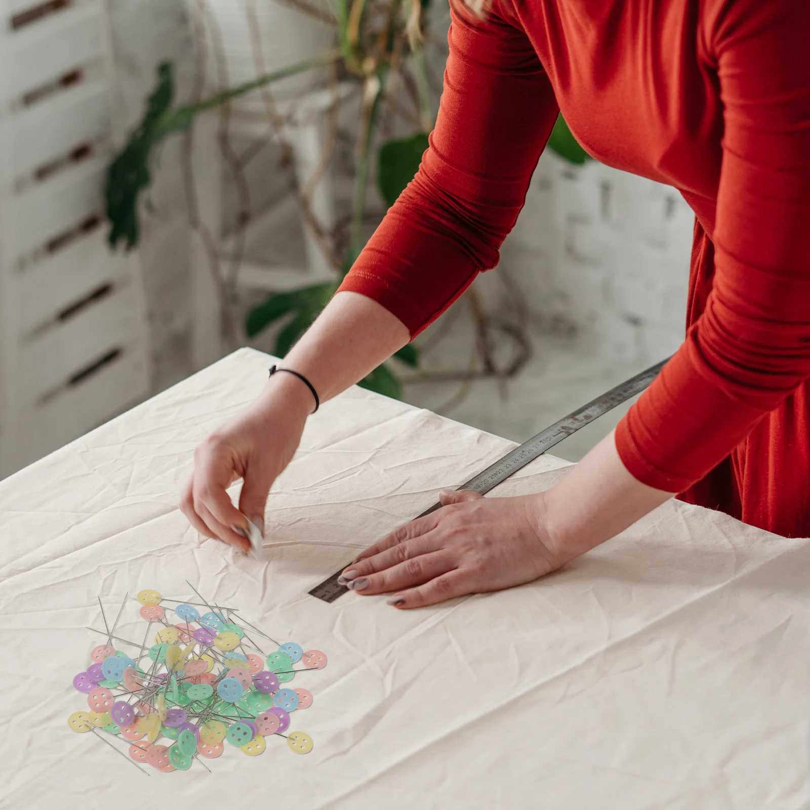 

200Pcs Flat Button Head Pins Thin Sewing Pins for Layered Fabric DIY Decoration Easy to See Bright Colors Flat Button Pin