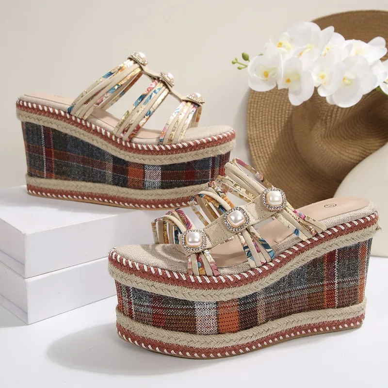 

Темпераментная женская обувь больших размеров, новые летние резиновые тапочки на танкетке с круглым носком и жемчугом на очень высоком каблуке