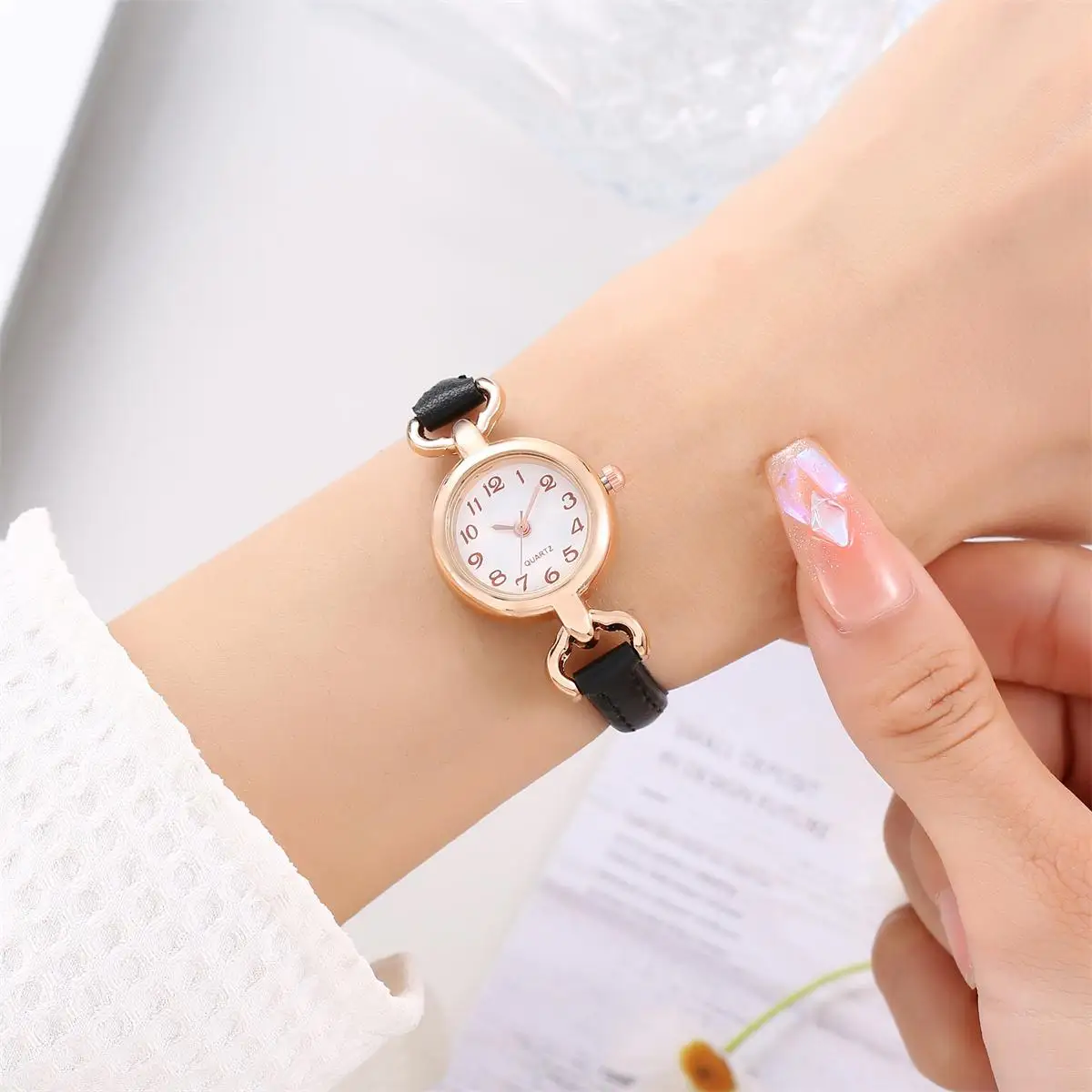 2024 new cross-border foreign trade exquisite girls watch student watch fashion small round watch digital ladies wristwatch