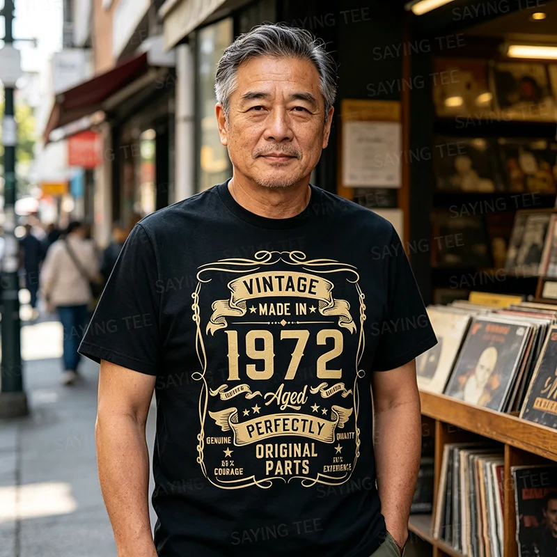 Vintage 1972 54. Geburtstagsgeschenke für Männer 54 Jahre alt T-Shirt Y2k Herrenmode Geboren 1972 Grafik-Schriftzug T-Shirt Weicher Baumwollstoff – Detail 4