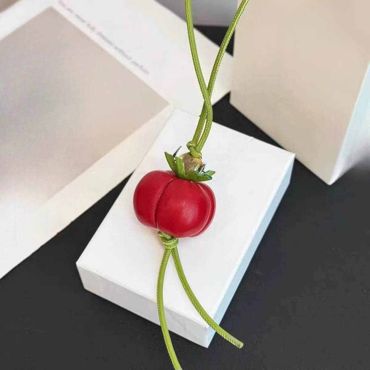 colgante-de-tomate-de-cuero-genuino-hecho-a-mano-lujoso-y-adorable-accesorio-para-bolso-o-mochila-elegante-adorno-de-alta-gama-para-bolsos