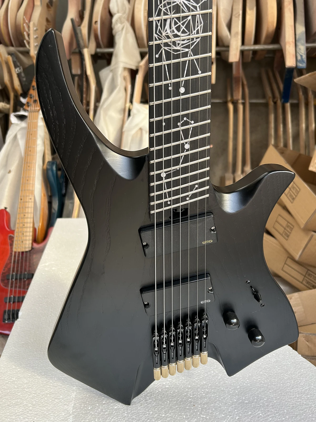 Guitarra eléctrica de 7 cuerdas sin cabeza, color negro mate de fábrica, cuerpo de fresno, mástil de arce, diapasón de ébano, pastillas activas que se pueden personalizar