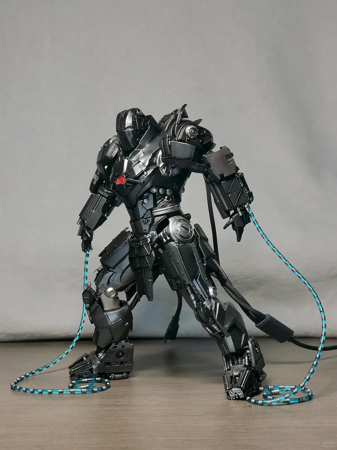 

Фигурка Marvel Whiplash Mark2 со светящимися глазами и подсветкой груди, перезаряжаемая модель, красивое украшение, подарок-сюрприз для фанатов