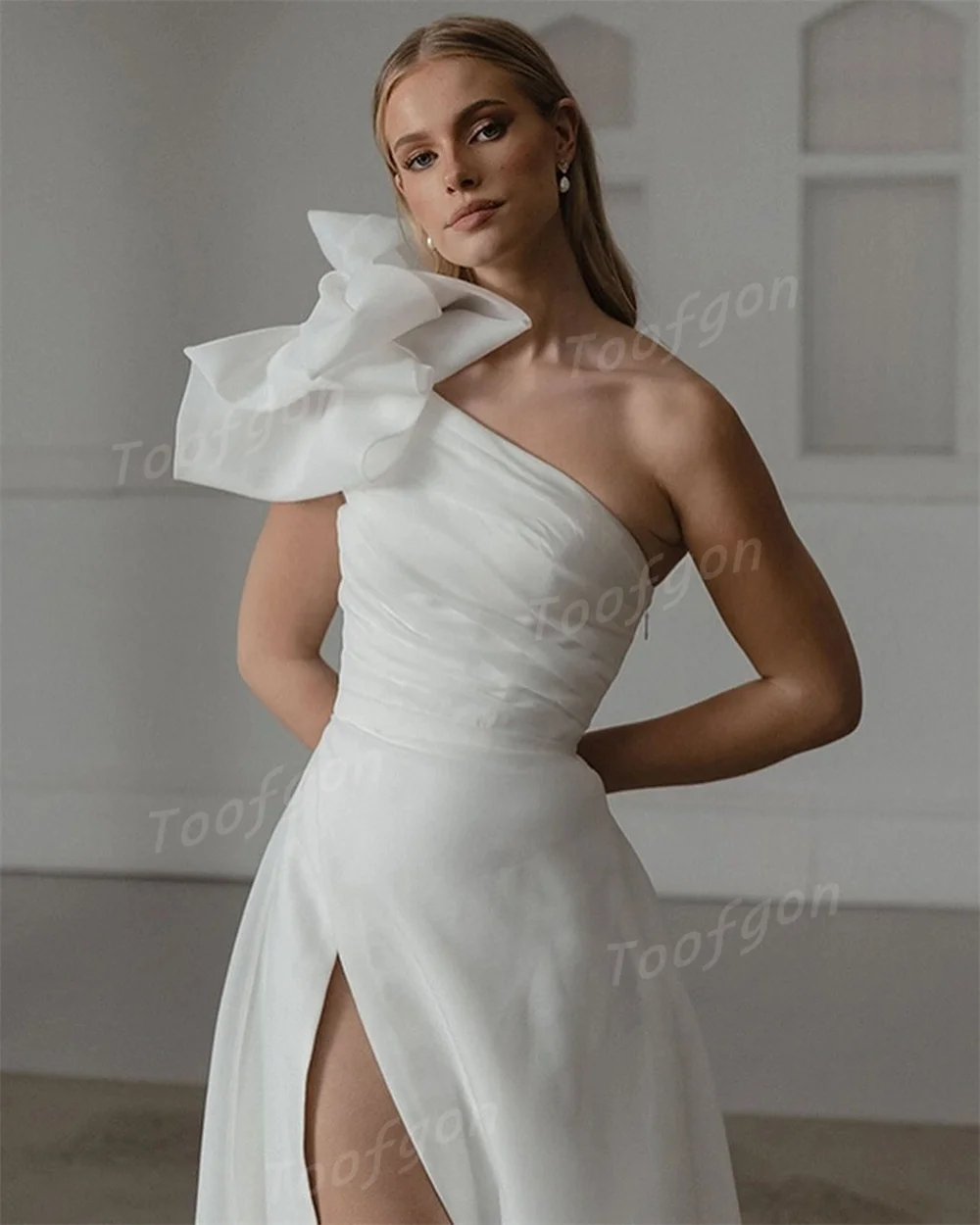 Toofgon فساتين زفاف فاخرة من الأورجانزا على شكل حرف A مخصصة بكتف واحد فستان زفاف للتصوير الفوتوغرافي بفتحة جانبية عالية من الخلف فستان زفاف