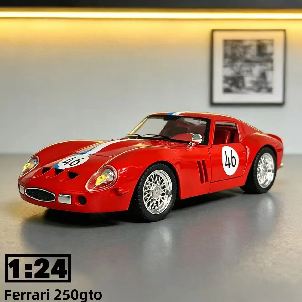 

1: 24 250GTO alloy sound and light sports car model New Year's gift restaurant window display puzzle toy high-end collection
