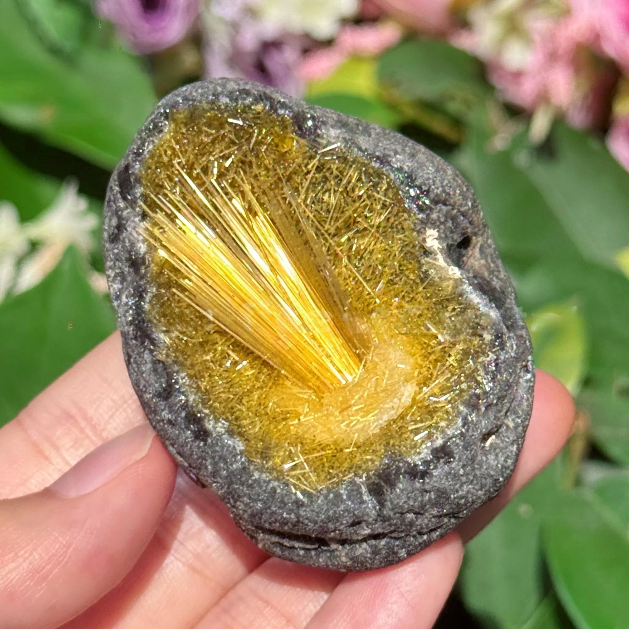 Un agregado original de magnetita-cuarzo amarillo, espécimen mineral de piedra en bruto en forma de huevo, agregado encapsulado en anticianina-cobre