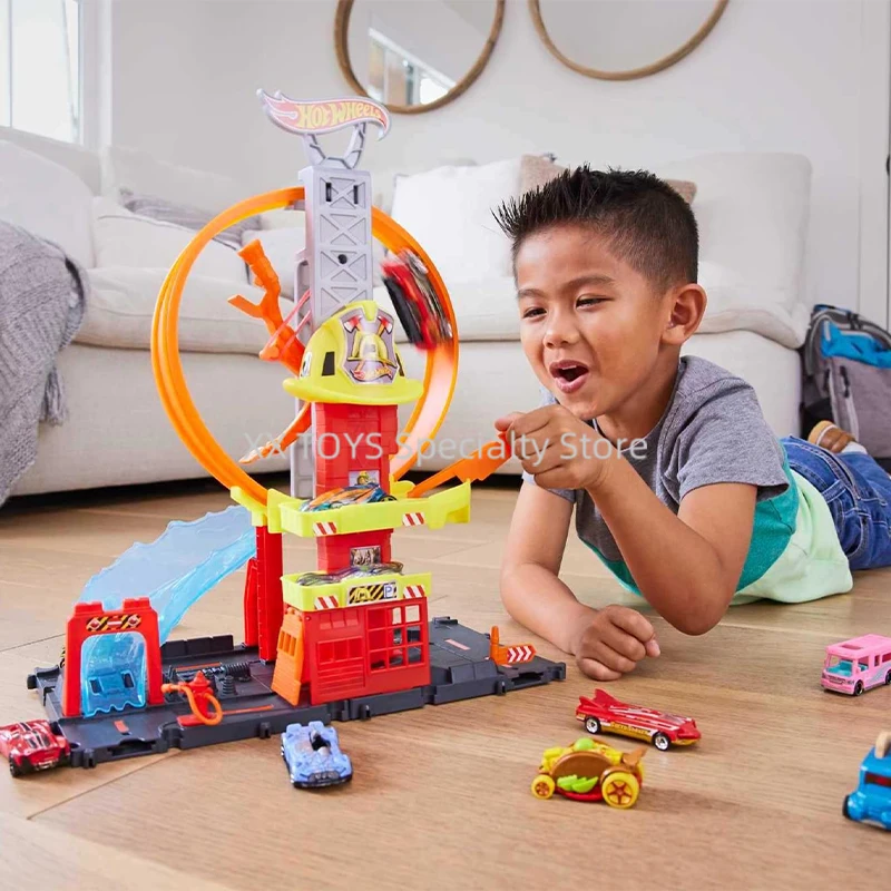 Hot Wheels City Toy Car Track Set Super Loop Fire Station & 1:64 Scale Firetruck, Connects to Other Sets Boys Track Car Toys