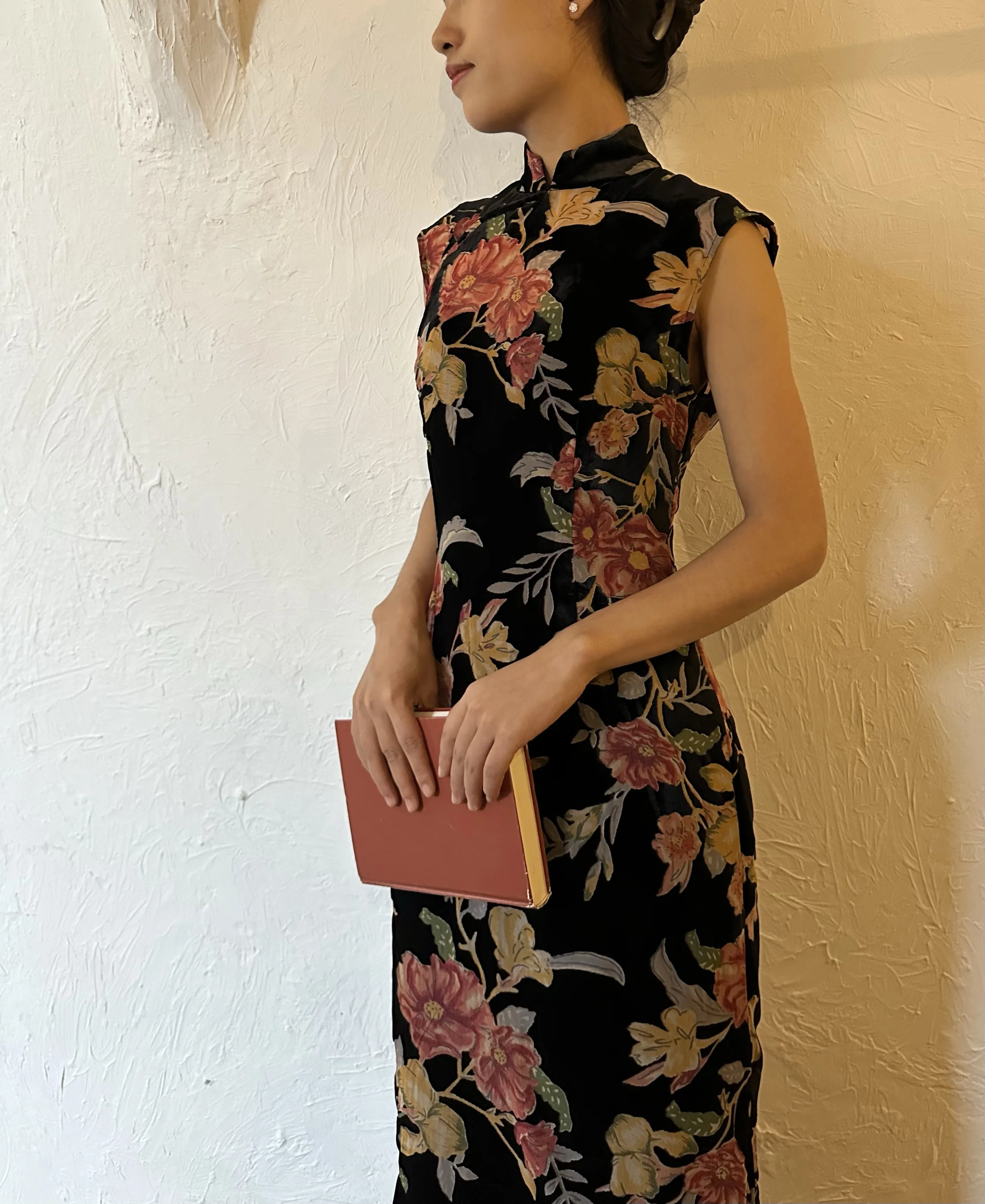 

Ретро-костюм в гонконгском стиле: ажурный комплект из двух предметов, длинная юбка, традиционный китайский наряд