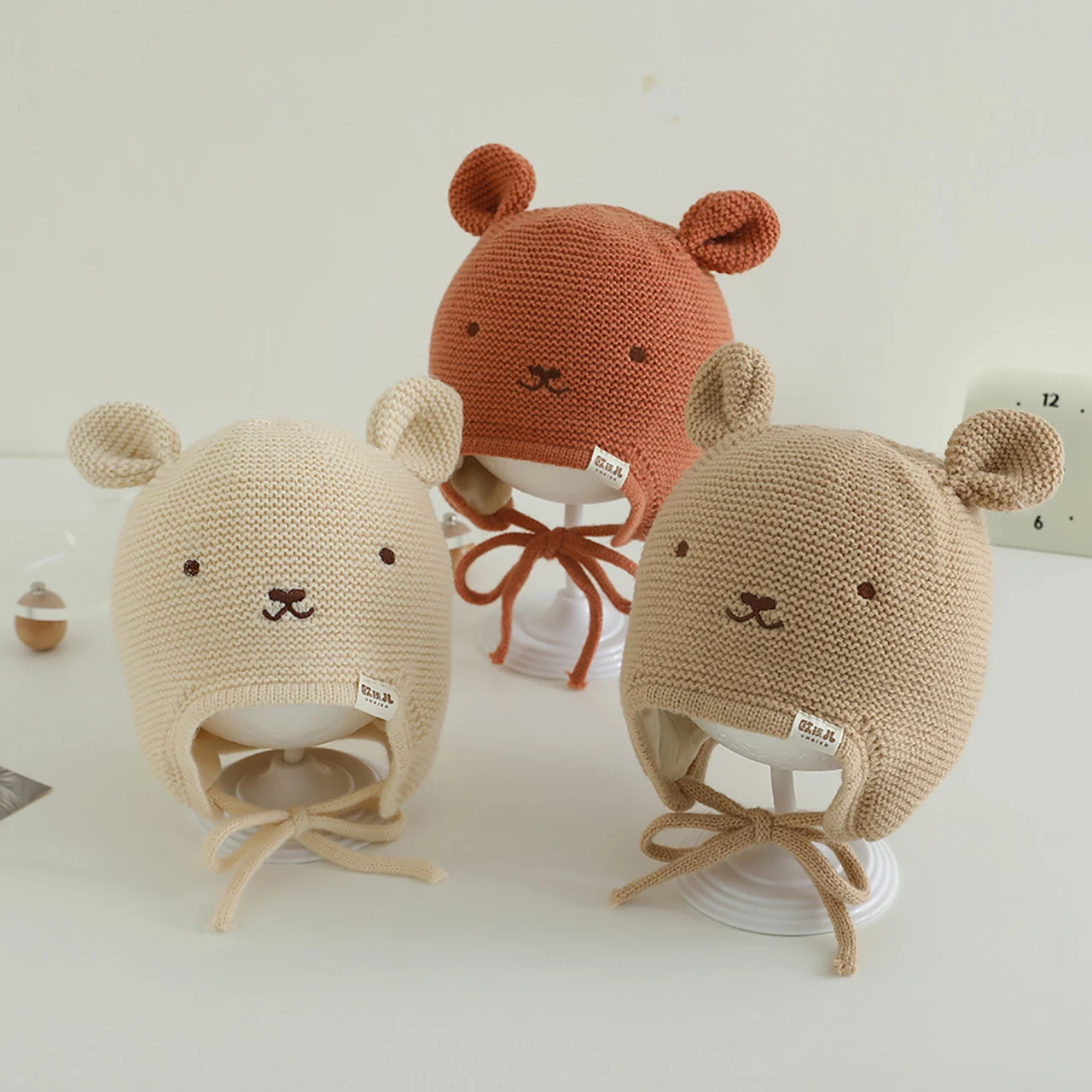 Topi Bayi Rajut Beruang Lucu dengan Penutup Telinga Musim Gugur Musim Dingin Tebal Hangat dengan Tali Pengikat Anti Angin untuk Balita Anak-anak Penutup Telinga Beanie