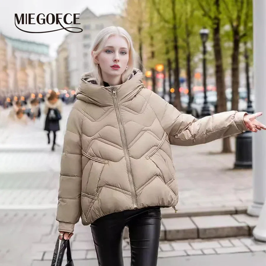 MIEGOFCE Moda feminina casaco curto solto acolchoado jaquetas gola com capuz outerwear mangas raglan acolchoado parka MZ-23302