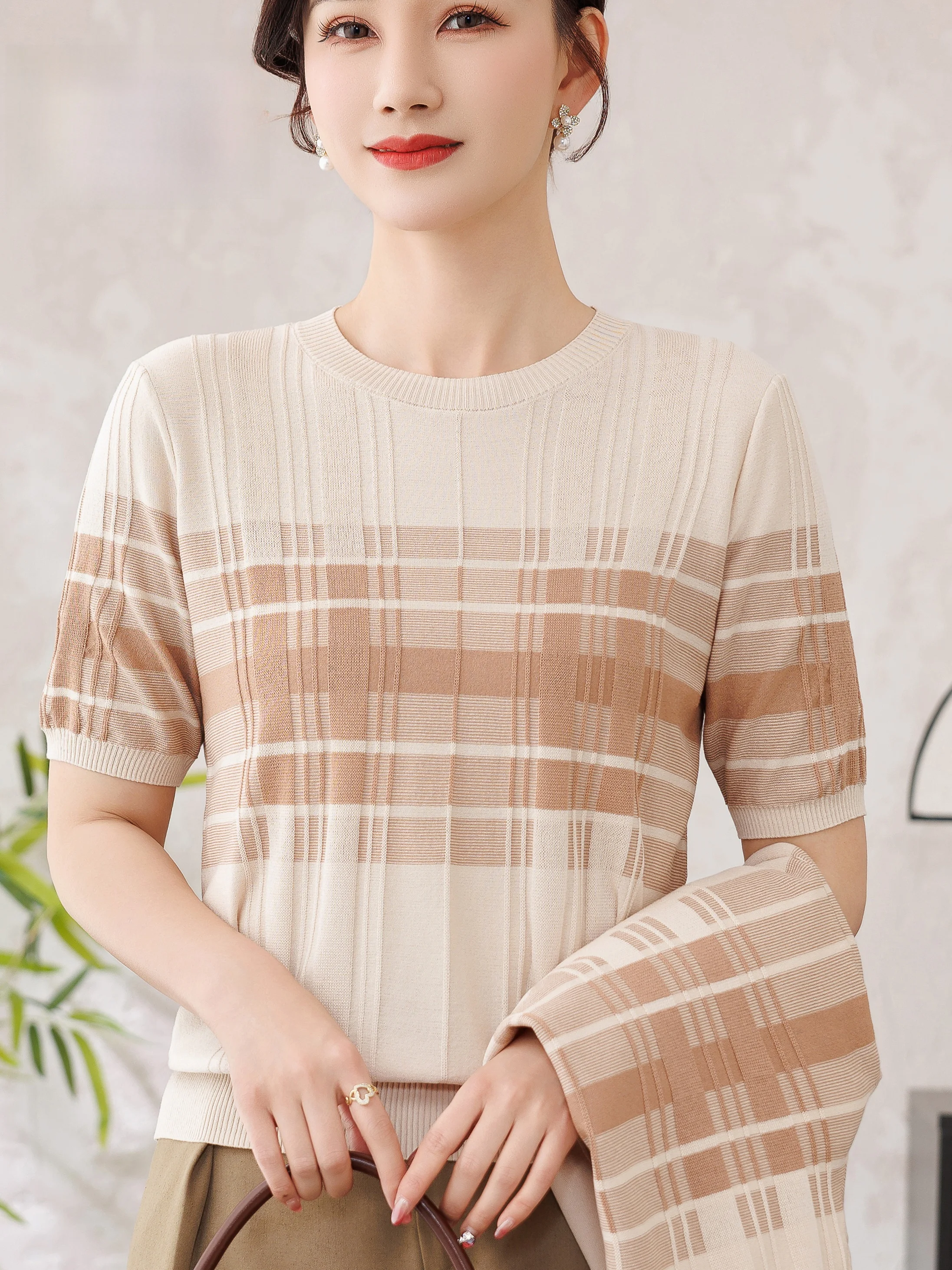 

Spring Faion Knitted Stripe T-irt Set for Mom Lightweight ort Sve round Ne Two-Piece Suit ly Women's Wear
