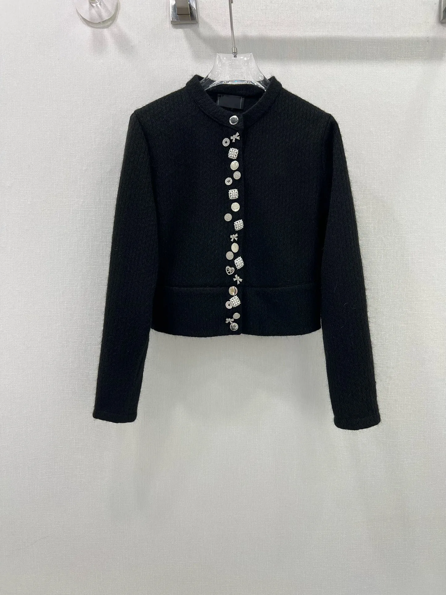 

2024 early spring fashionable new women's clothing Brooch Double C round Neck Cardigan 0321