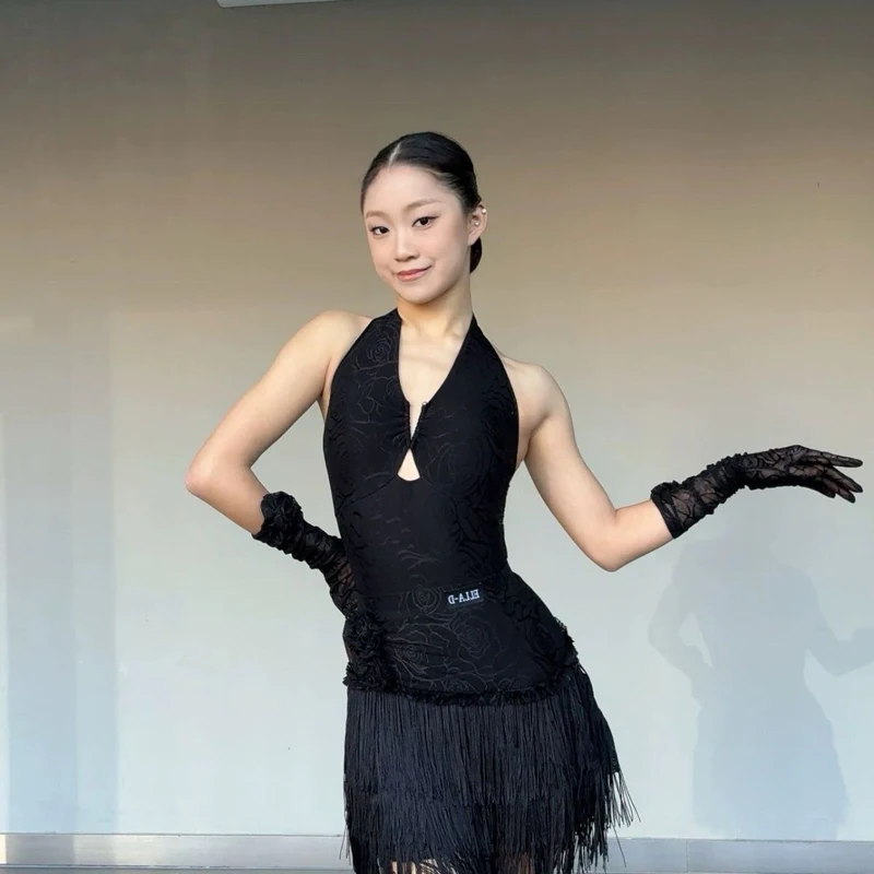 Abito da ballo latino da donna Abito da donna con frange bianche nere Top con scollo all'americana Gonna Guanti Set Costume da competizione latino