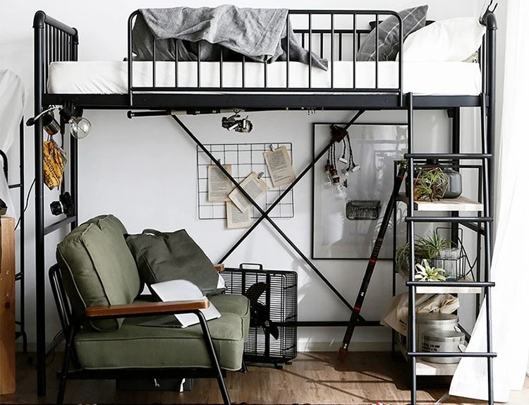 Space-saving wrought iron bed on the bottom of the bed is empty, simple and good-looking