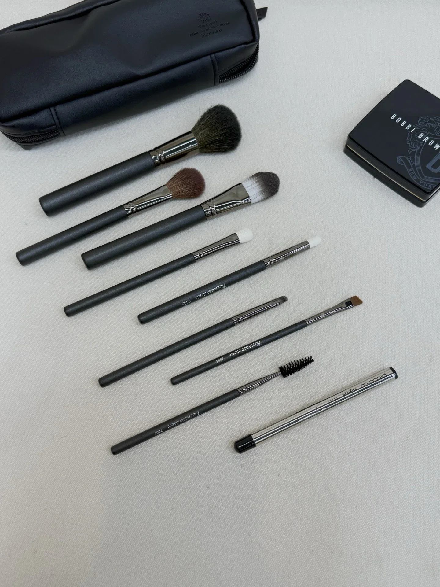 Von nackten Aquarellen bis hin zu reichhaltigen Ölen, dieses Pinselset hat alles, was Sie für ein luxuriöses Geschenk benötigen, hochwertige Make-up-Pinsel