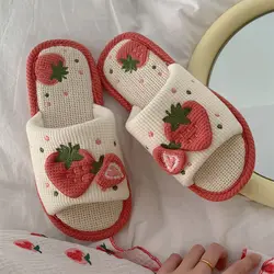 Zapatillas bonitas de felpa de fresa para mujer, chanclas de casa, pantuflas de lino peludas cálidas para el invierno