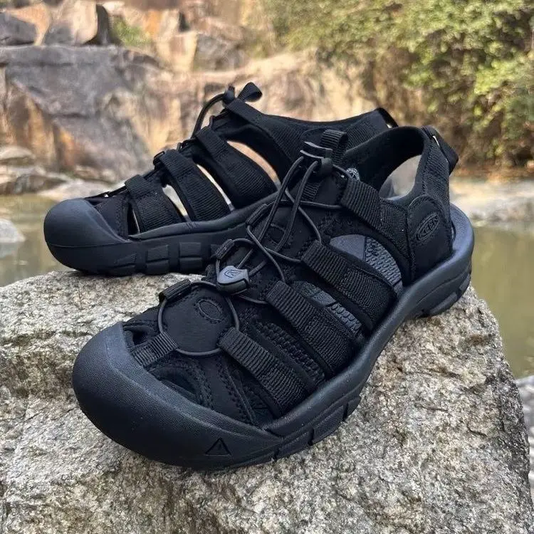 Men's and Women's Outdoor Wading Sandals Closed Toe Protective Hiking Quick Dry Sandals Couple Shoes