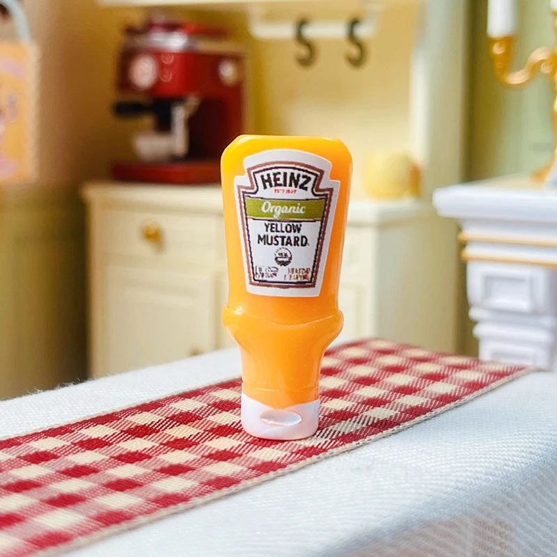 4er-Pack Mini-Erdbeersauce-Gläser für die Puppenhausküche, tolles Spielzeug für Kinder und Puppenhaus-Dekoration.