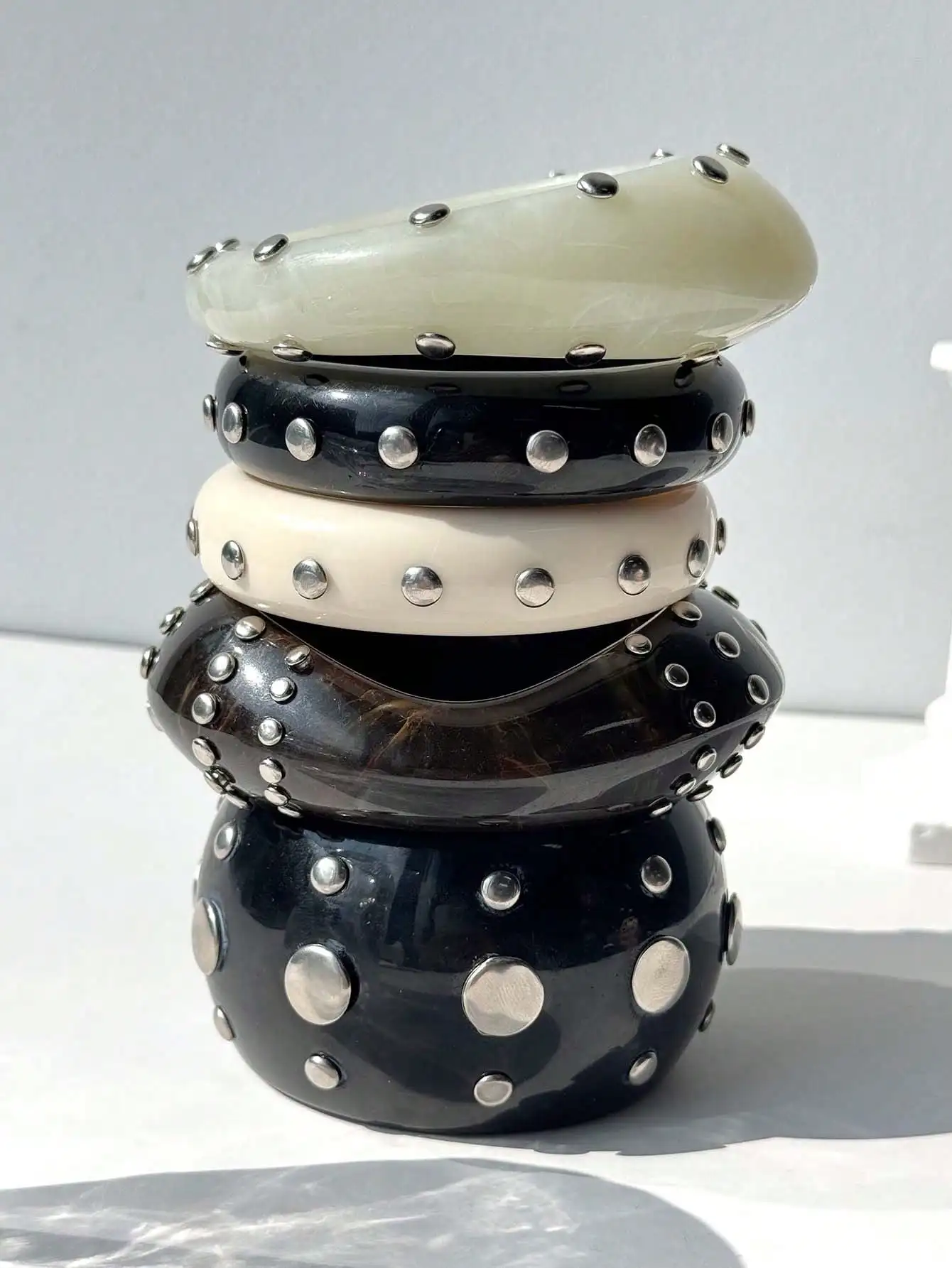 HUANZHI Schwarz-weißes, unregelmäßiges Harzarmband mit kühnem, trendigem Design, einzigartiger Punk-Stil, silberner Nietenverschluss, Damenschmuck – Detail 1