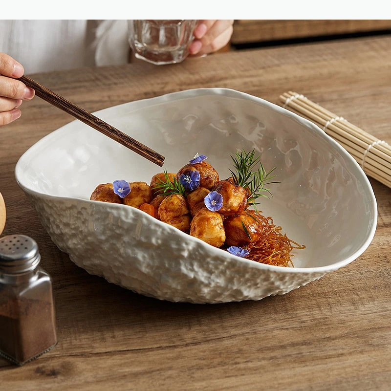 Prato de sopa oval branco puro com padrão de rock, mesa de cozinha minimalista, prato de jantar em forma de concha, prato principal de cerâmica