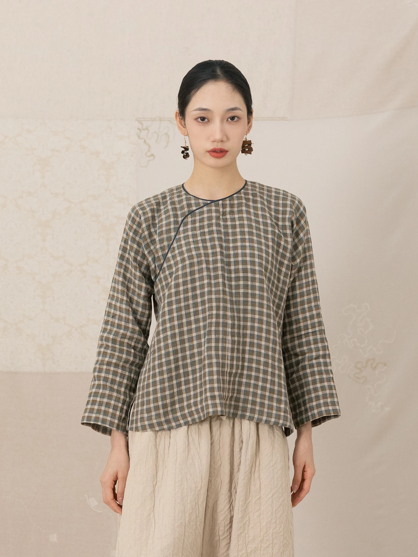 

Романтичная и удобная льняная рубашка в клетку, асимметричного кроя, свободного силуэта, в китайском стиле, с круглым вырезом, на пуговицах.