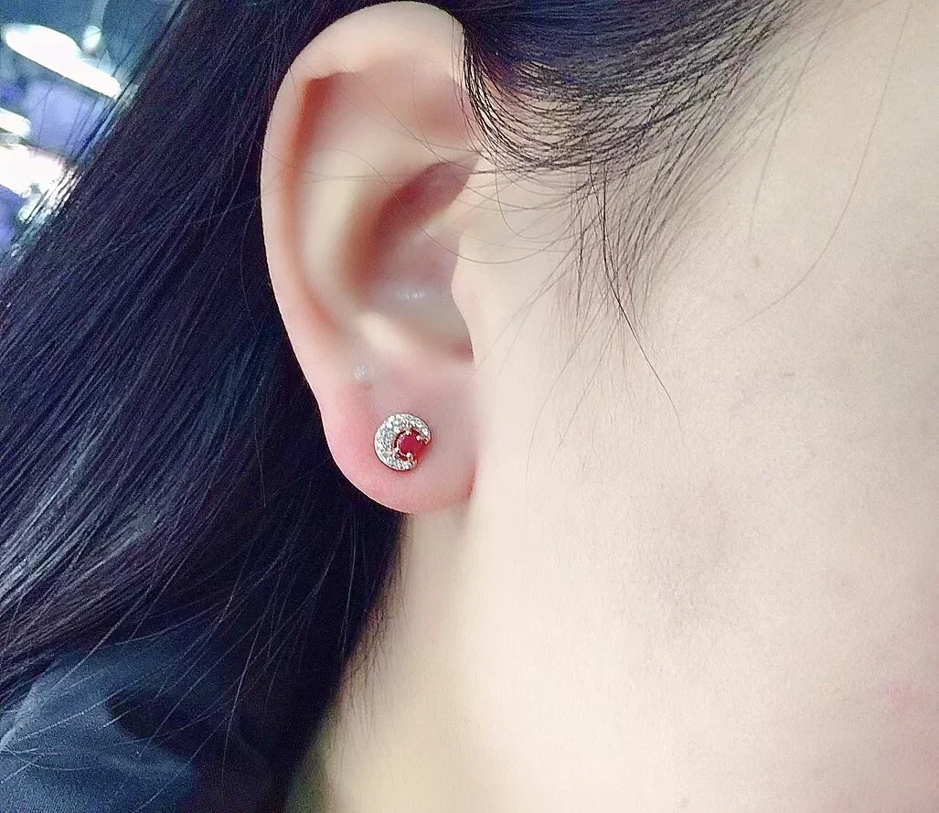 أقراط فضية صغيرة على شكل قمر مرصعة بالأحجار الكريمة 3 مللي متر 100% أقراط من الفضة الياقوت الطبيعي الصلبة 925 أقراط روبي الفضية