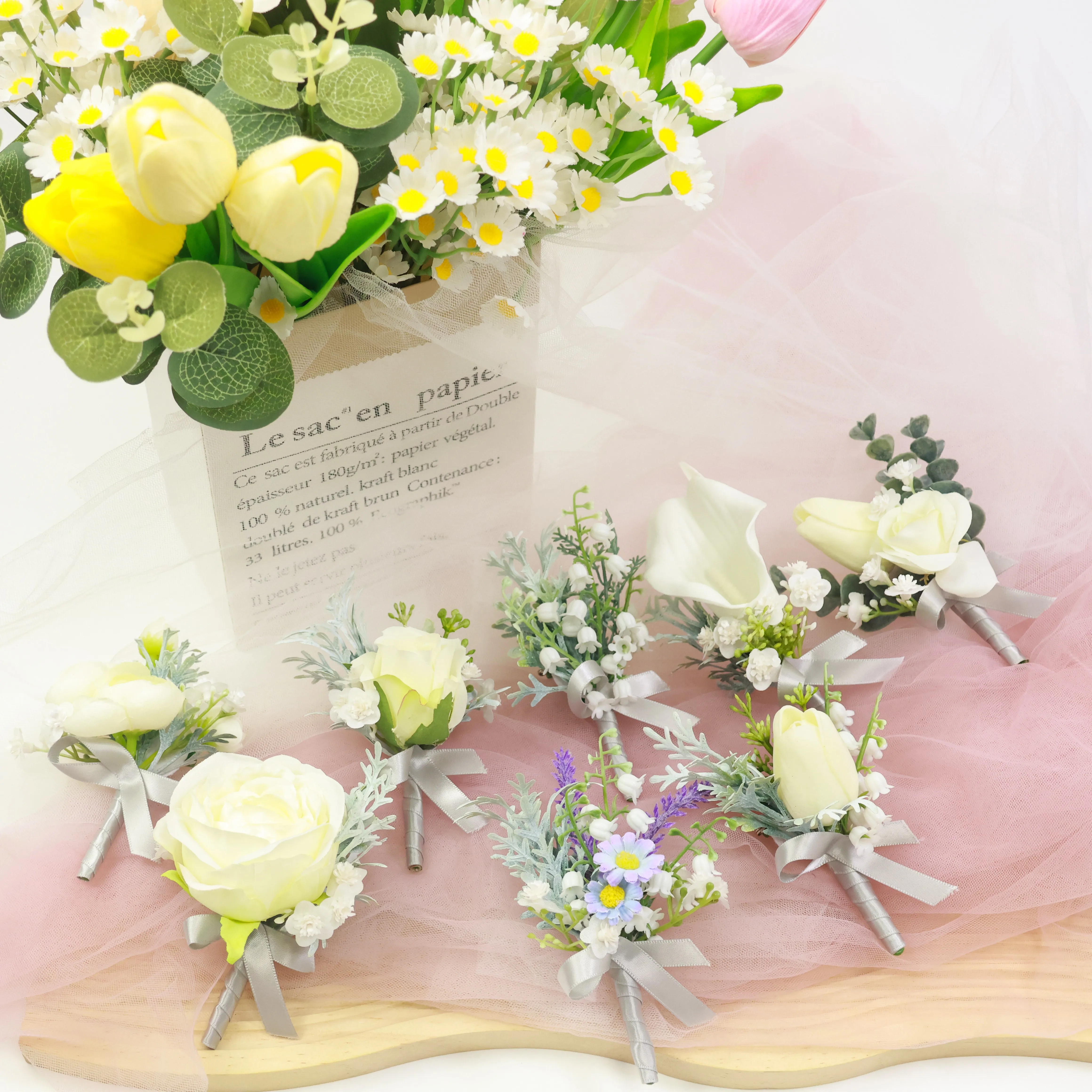 

Бутоньерка из ленты цвета слоновой кости с маленьким цветком и листьями для бутоньерки жениха, свадебные аксессуары и свадебные украшения