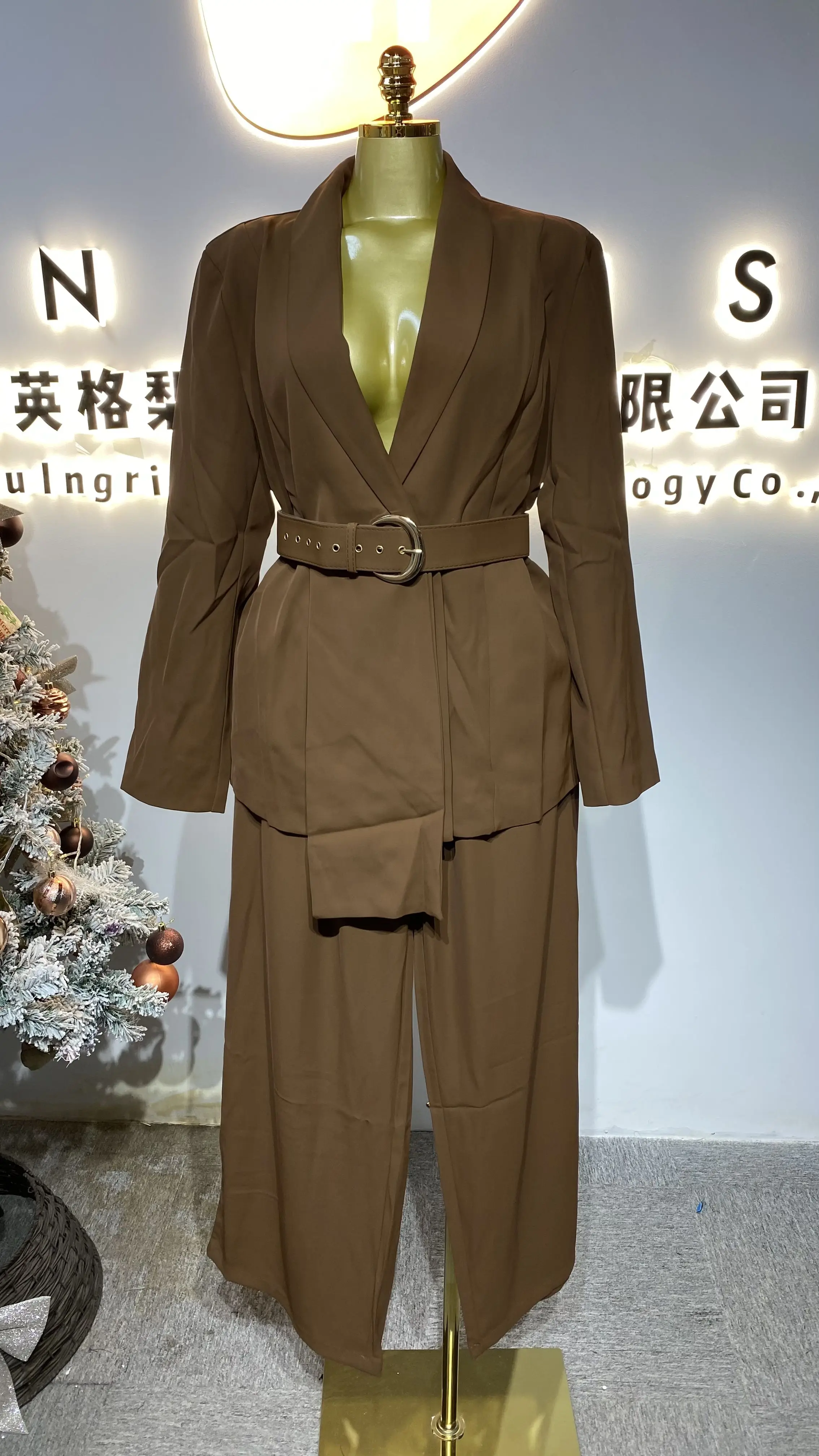 

Hot-selling brown rayon moderate style suit for Muslim women with V-neck cuffs.-GZXX269