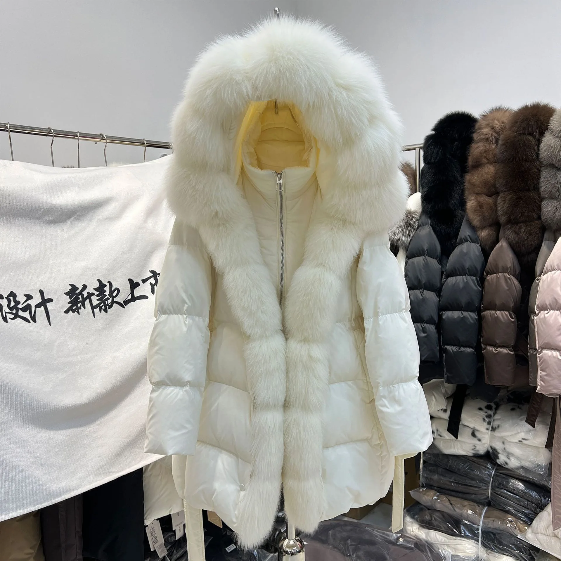 Chaqueta de plumas de ganso blanco para mujer, chaqueta acolchada con capucha de piel de zorro auténtica, abrigo de nieve acolchado medio largo grueso y cálido para invierno 2026