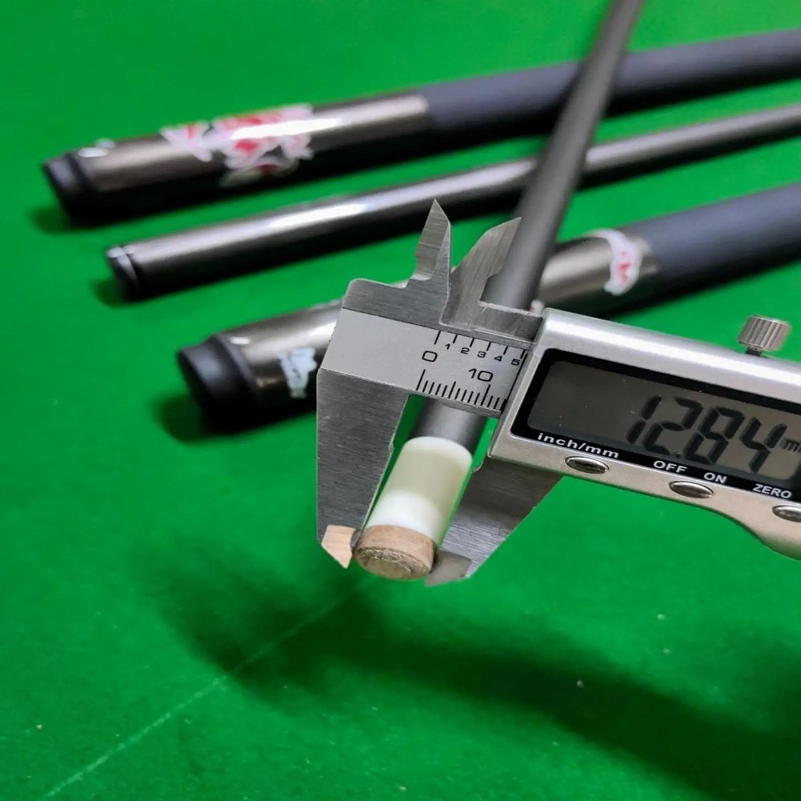 Two Section Pool Cue Carbon Material Billiard Supplies for Pool Table Sports Game Players