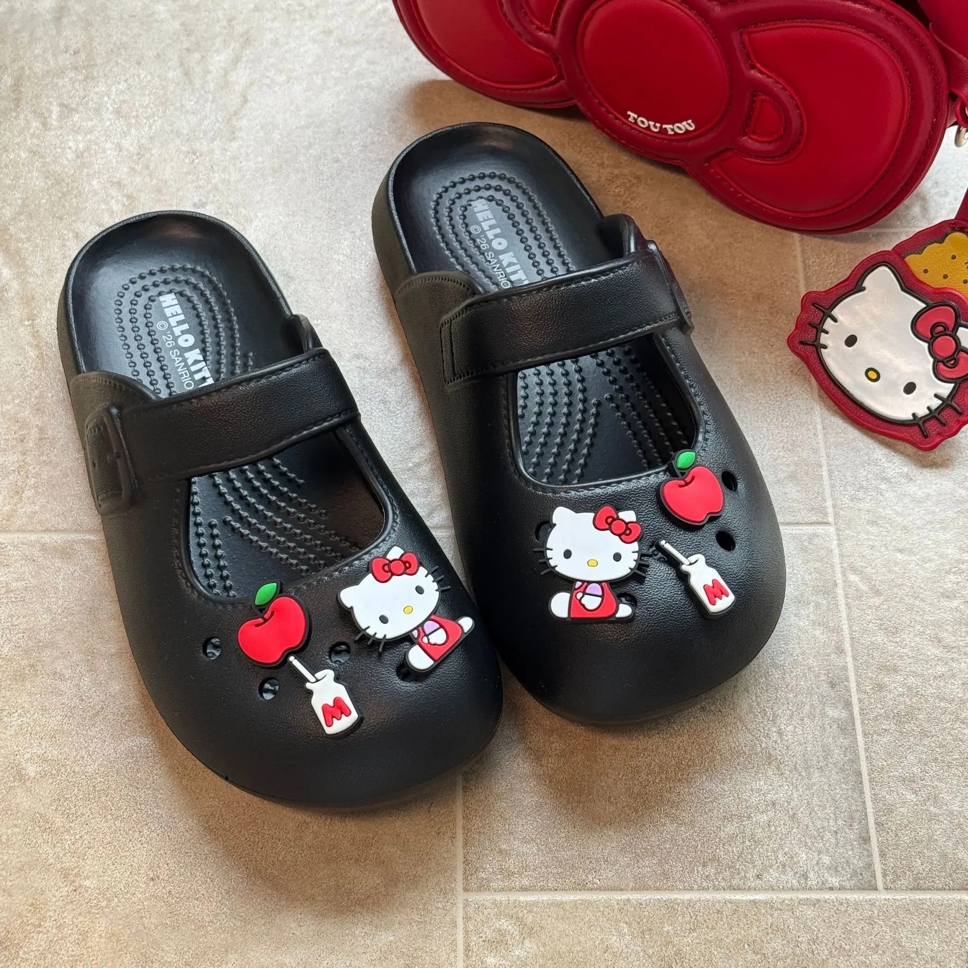 novo-estilo-de-verao-sandalias-femininas-coquette-hello-kitty-com-charms-de-maca-e-leite-chinelos-macios-de-eva-para-caminhada-ao-ar-livre-no-verao