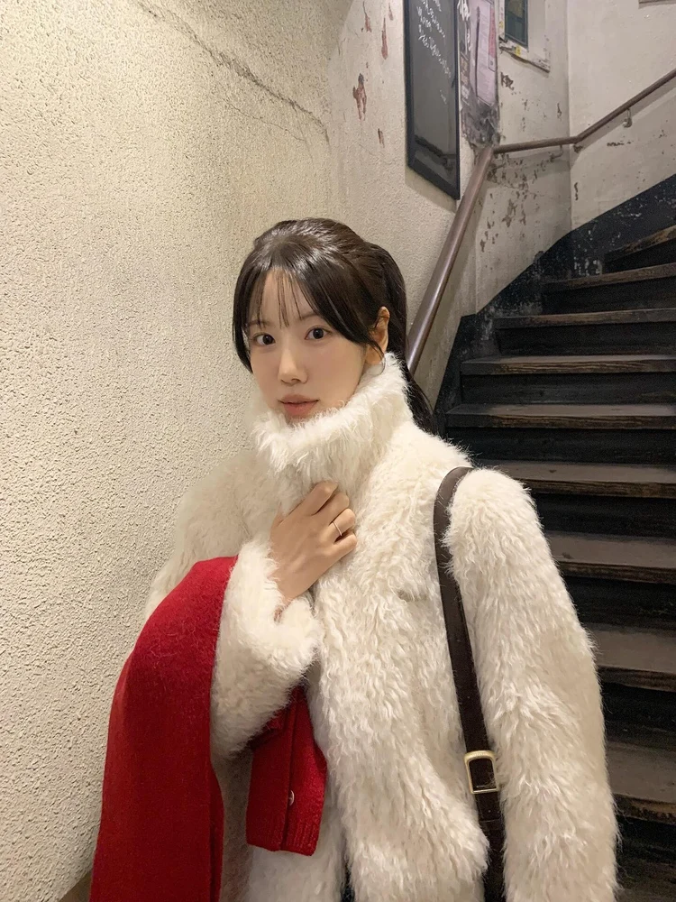 Un cappotto di pelliccia bianca con risvolto in stile coreano delicato e dolce da donna, nuovo stile corto e spesso in pelliccia ecologica 2025
