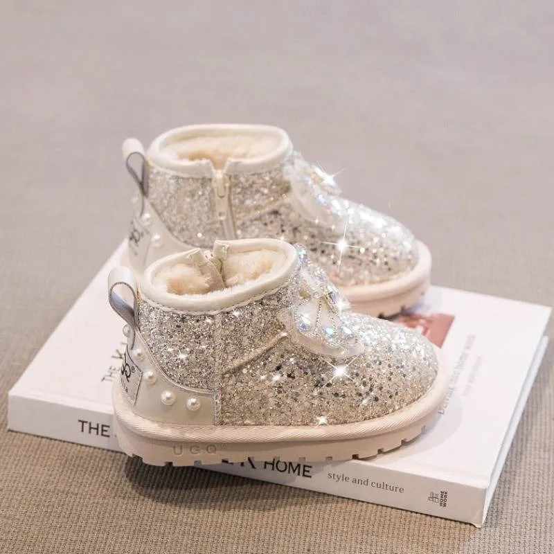 أحذية الثلوج للأطفال 2025 شتاء نمط جديد أحذية أطفال عصرية عادية مسطحة القاع الدافئة الفتيات لينة سوليد الأحذية الجلدية الطفل