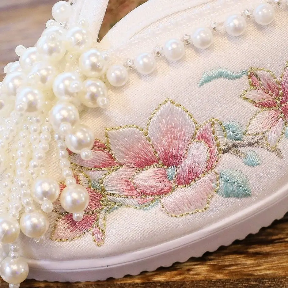 Chinese Style Traditional Old Beijing Beaded Embroidered Hanfu Shoes for Women Retro Bridal Xiuhe Wedding Party Shoes
