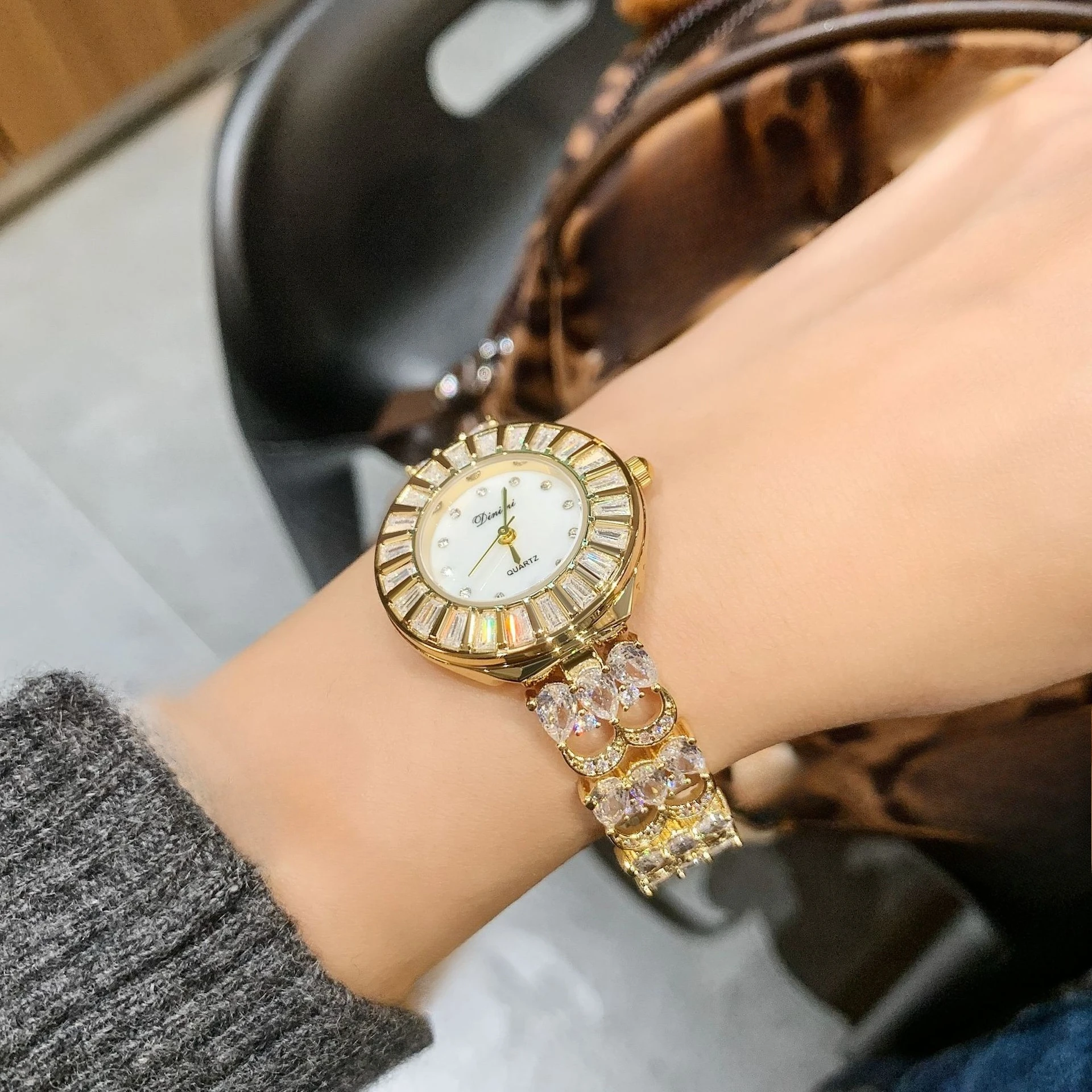 Dimini, nueva pulsera de lujo con luz de diamante, reloj para mujer con correa hueca, tendencia de moda, colección de relojes de cuarzo transfronterizos
