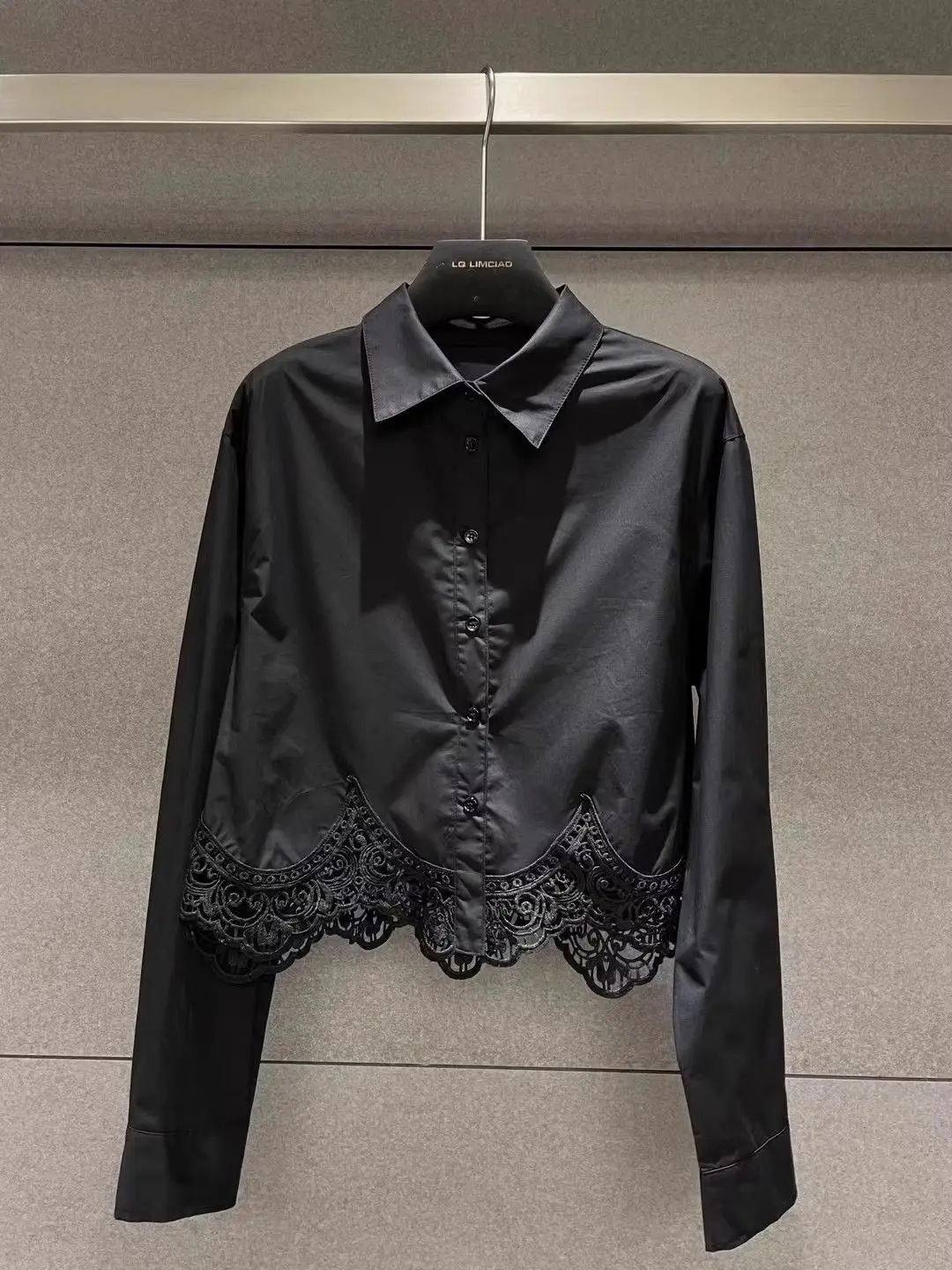 Blusa de manga comprida de cor sólida de crochê vazada para mulheres com alta qualidade e elegante adequada para agasalhos e camadas