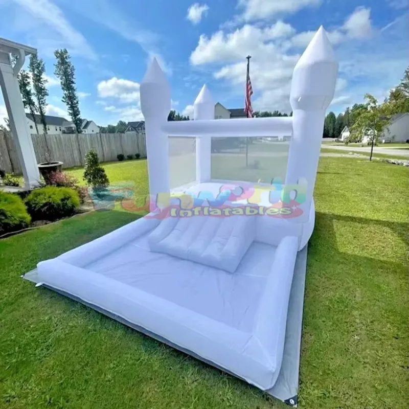 قلعة القفز الحديثة للحفلات للأطفال الصغار باللون الأبيض القابل للنفخ، قلعة نطاطة تجارية مع شريحة حفرة الكرة