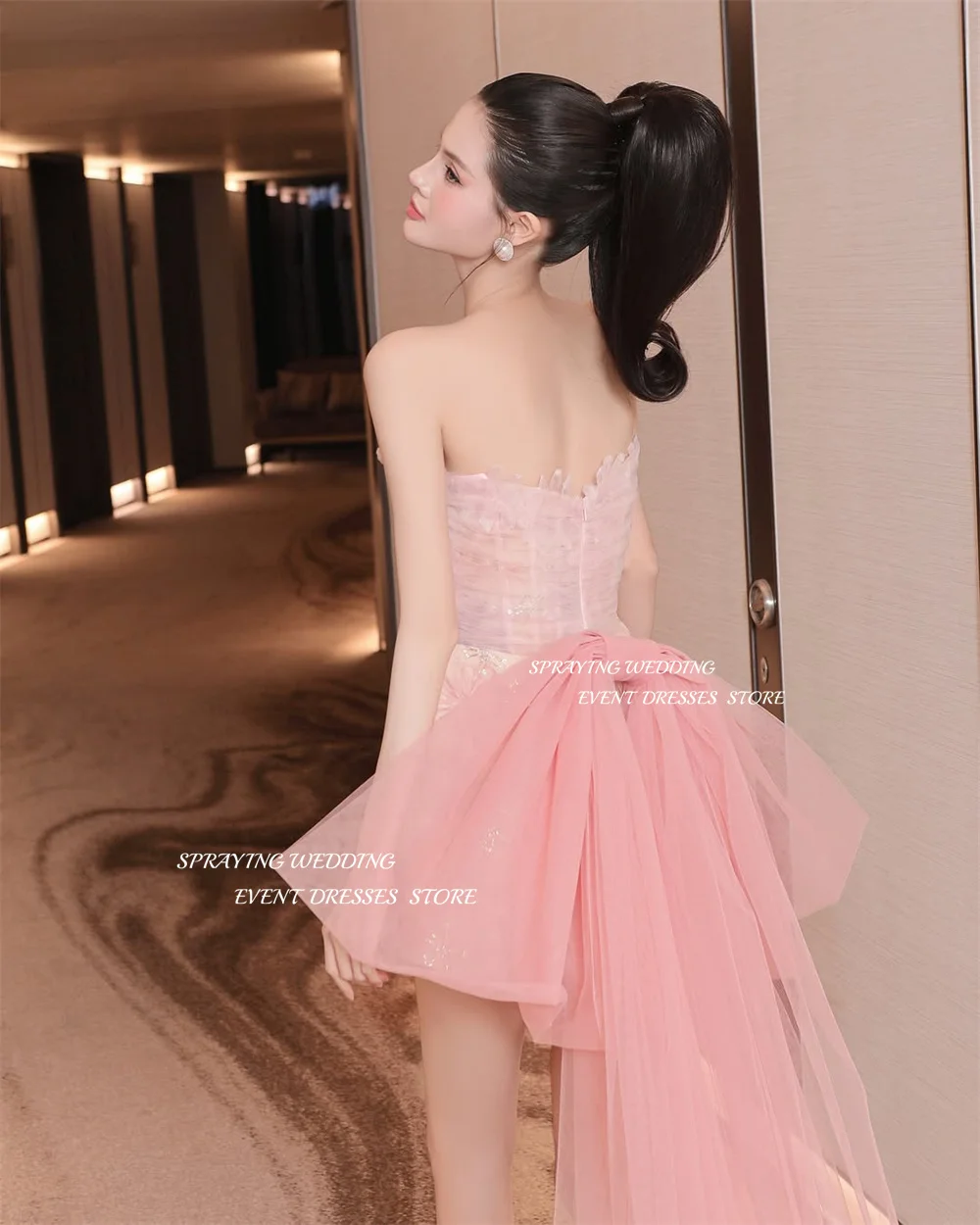 ชุดราตรีสีชมพูพาสเทลแบบสเปรย์พ่นลายลูกไม้ สายเดี่ยวผูกโบว์ด้านหลัง ชุดมินิเดรสสำหรับงานวันเกิด ทรงเอไลน์ ชุดเดรสสั้นสำหรับงานเลี้ยงค็อกเทล สามารถสั่งตัดได้