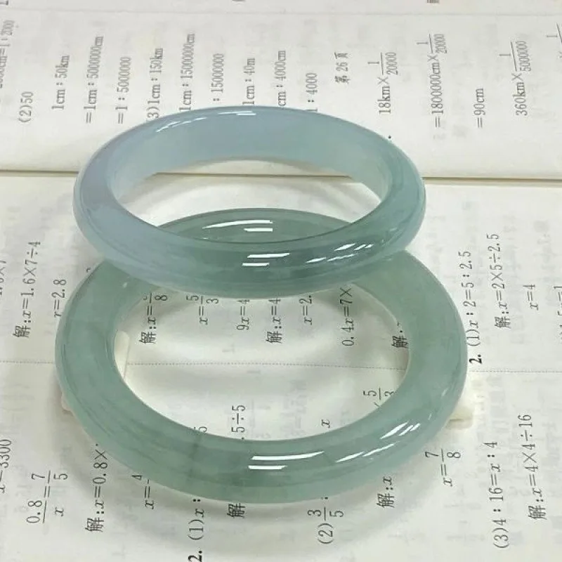 

Браслет из натурального агата-халцедона цвета ледяной воды с эффектом нефритового синего оттенка