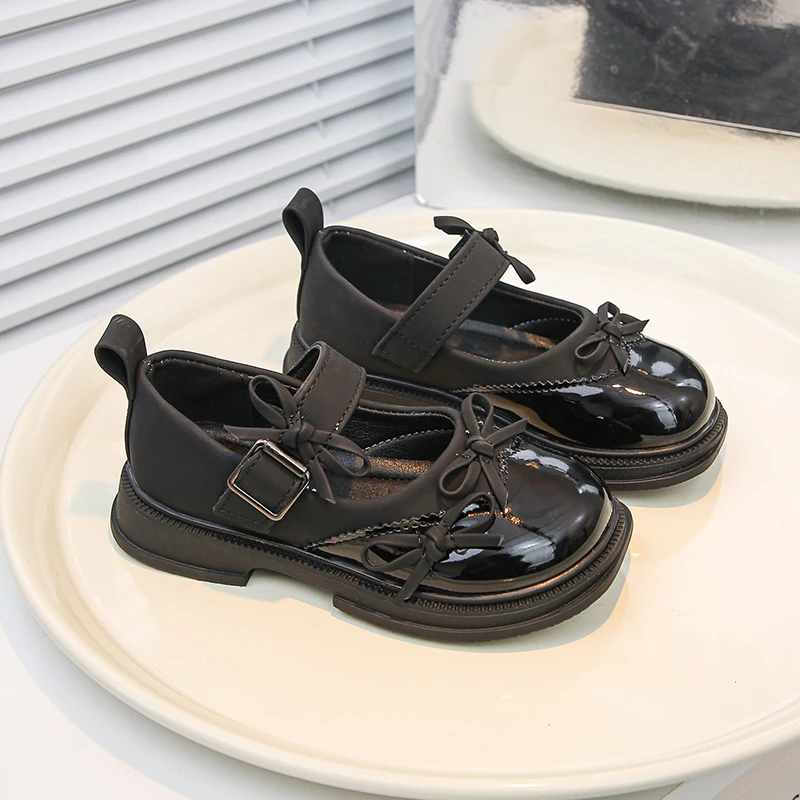 ニューキッズメリージェーンシューズカジュアル多用途ガールズファッションプリンセスレザーシューズちょう結び甘い子供用フラットノンスリップシューズ