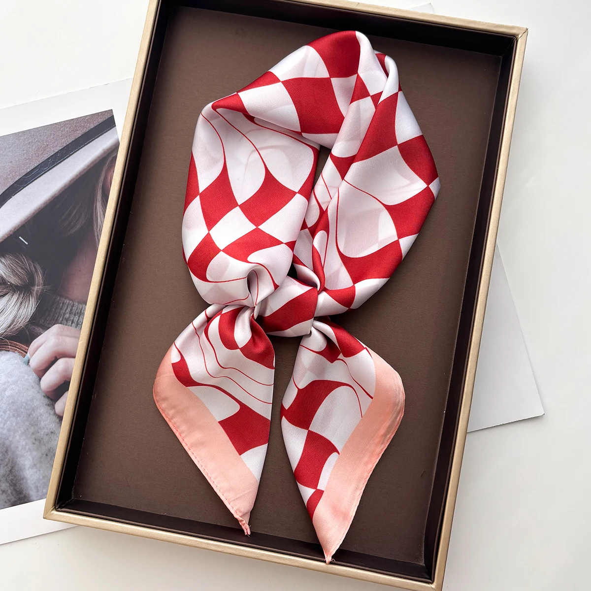 

2026 женский квадратный шарф, шелковый шейный платок с имитацией принта, бандана, женская шаль, шарфы, повязка на голову, галстуки