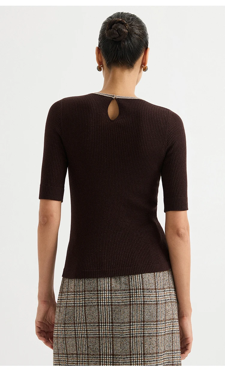 BY3621584 Damen-Pullover mit Rundhalsausschnitt aus Wollmischung, gerippt, kurze Ärmel, Kontrastkragen, Kettenverzierung, Schlüsselloch am Rücken, dezenter Luxus für den Herbst – Detail 11