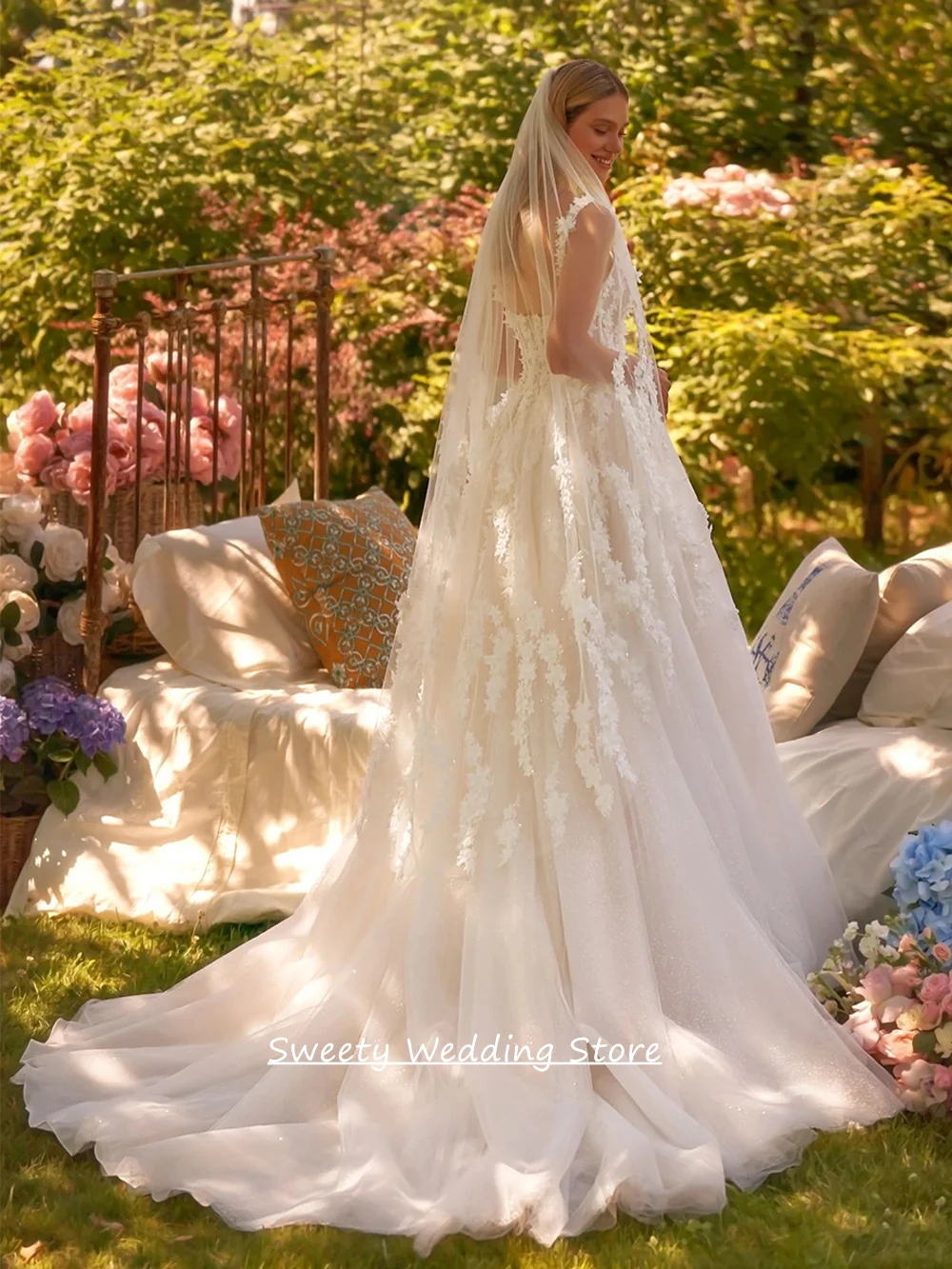 Sparkling Wedding Dress Customized Square Neck Sleeveless 3d Flowers Applique Sweep Train A Line Glitter Bridal Gown