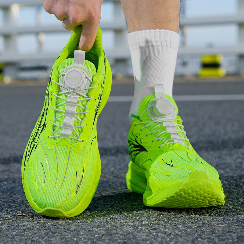 

New fashionable men's shock-absorbing sports shoes, breathable speed-running shoes with carbon plates, outdoor anti-slip jogging