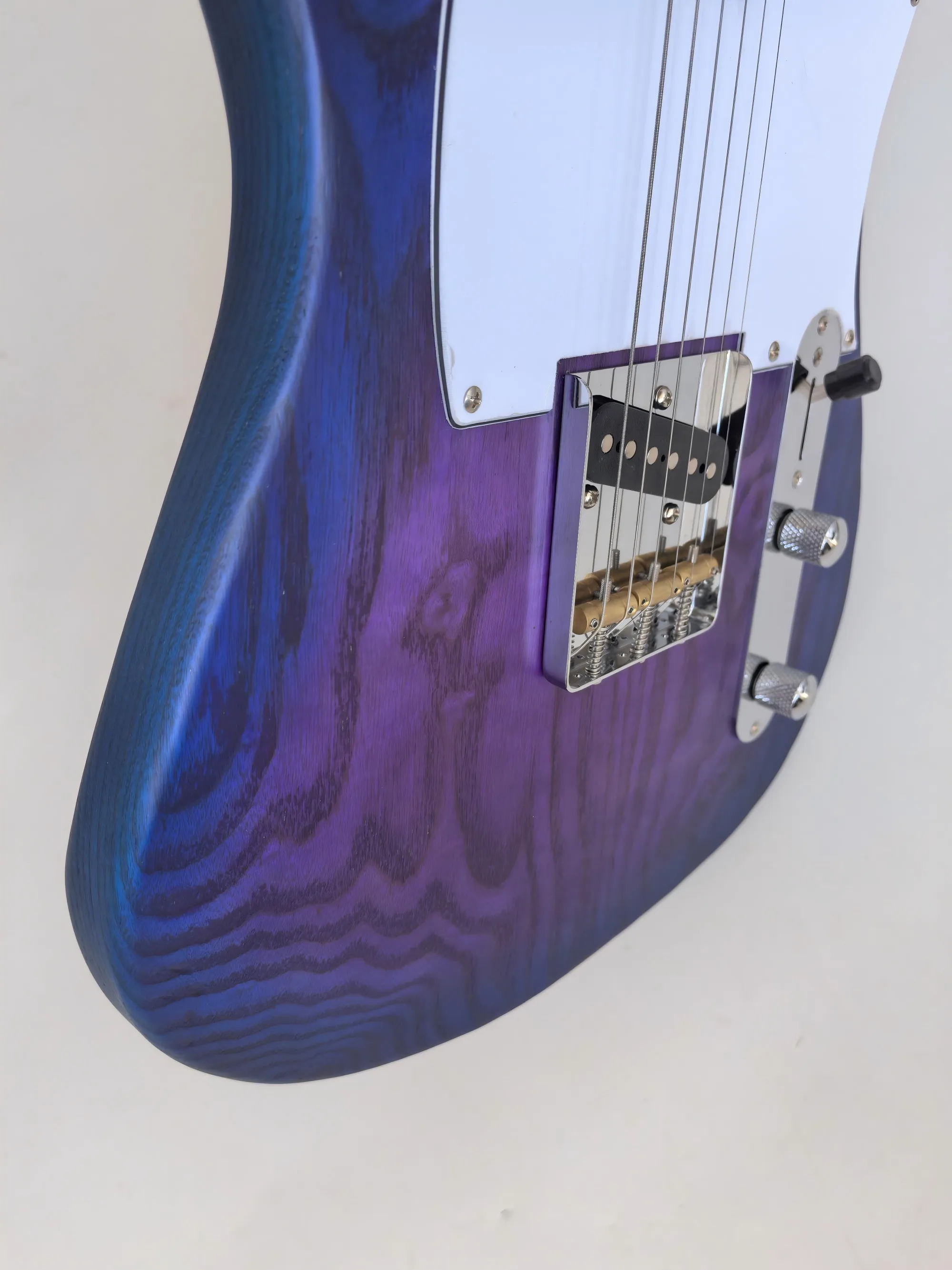 In Stock: Matte Blue Circle Purple 6-string Ash Wood Electric Guitar, Rosewood Fingerboard, Rear Lock String Lute Button.