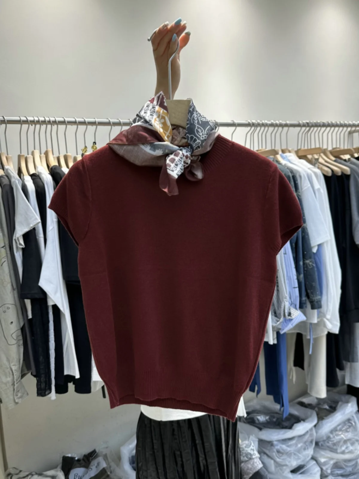 

Шелковый шарф с цветочным принтом, вязаный свитер с короткими рукавами, женский однотонный свитер, новинка весенней моды, милый стиль, стандартный крой, свитер с круглым вырезом