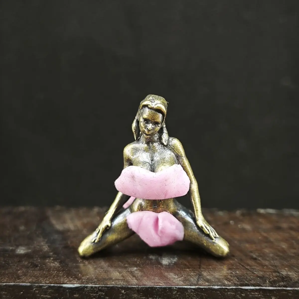 

Миниатюрная латунная статуэтка женщины