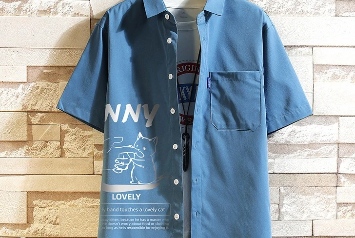 قميص رجالي جديد بأكمام قصيرة لعام 2024 قميص غير رسمي مطبوع عليه قطة كرتونية كبيرة على الموضة يابانية عصرية