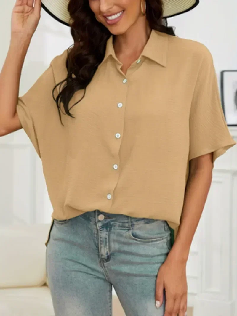 

Женская повседневная блузка больших размеров на пуговицах с рукавами «летучая мышь» и круглым подолом, однотонная удобная и стильная рубашка с коротким рукавом